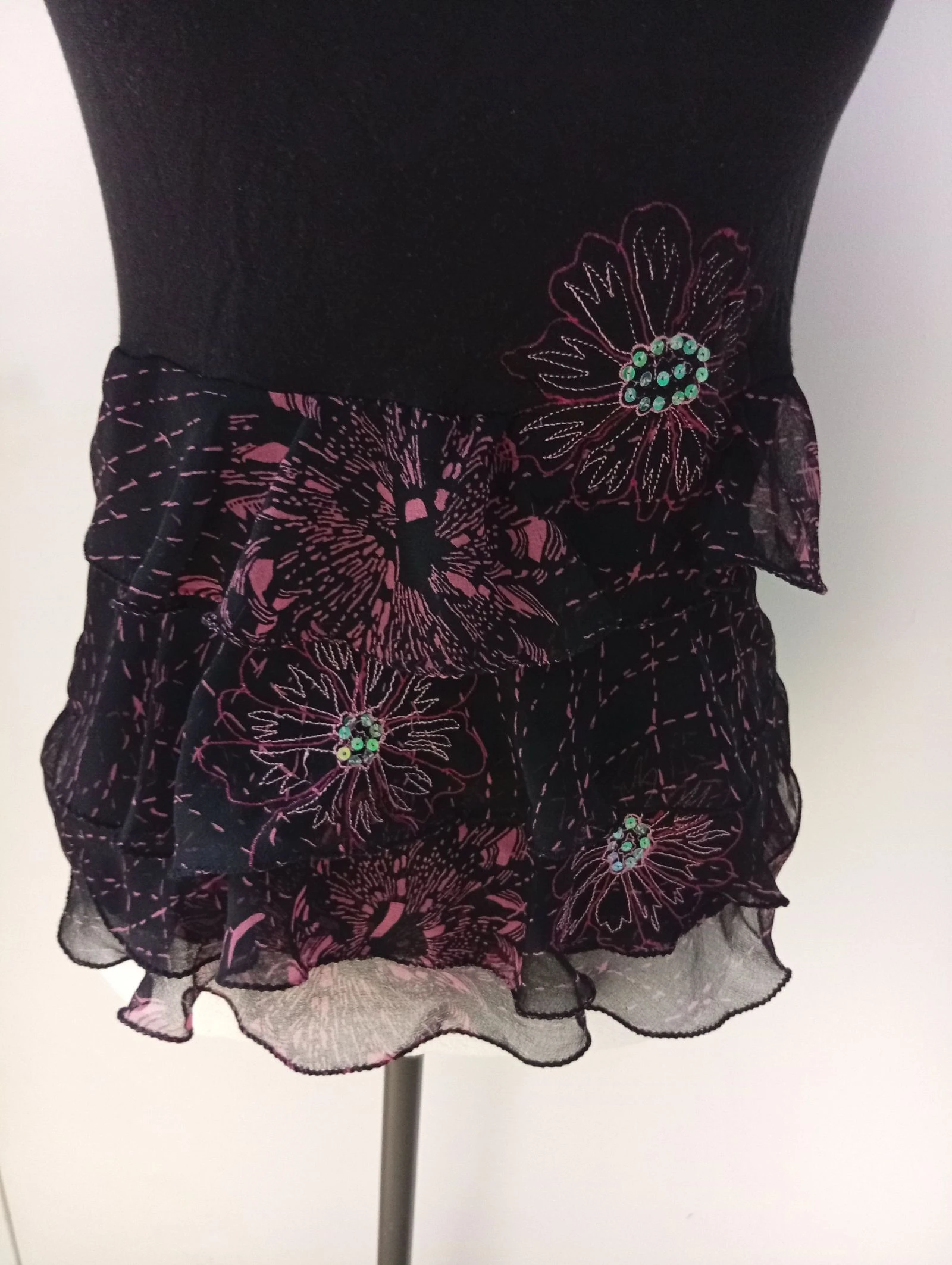 Camisola con tirantes finos y lentejuelas decorativas – photo 3
